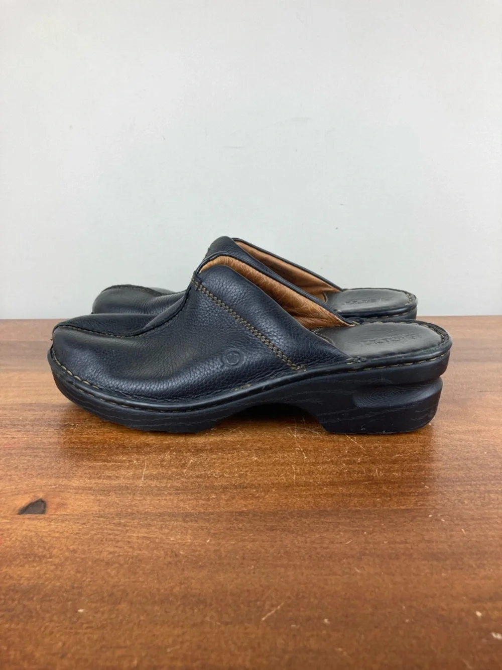 BORN Women’s Black Leather Mule Clog Slip On Shoes B73500 Size 8 (39) - Picture 2 of 11